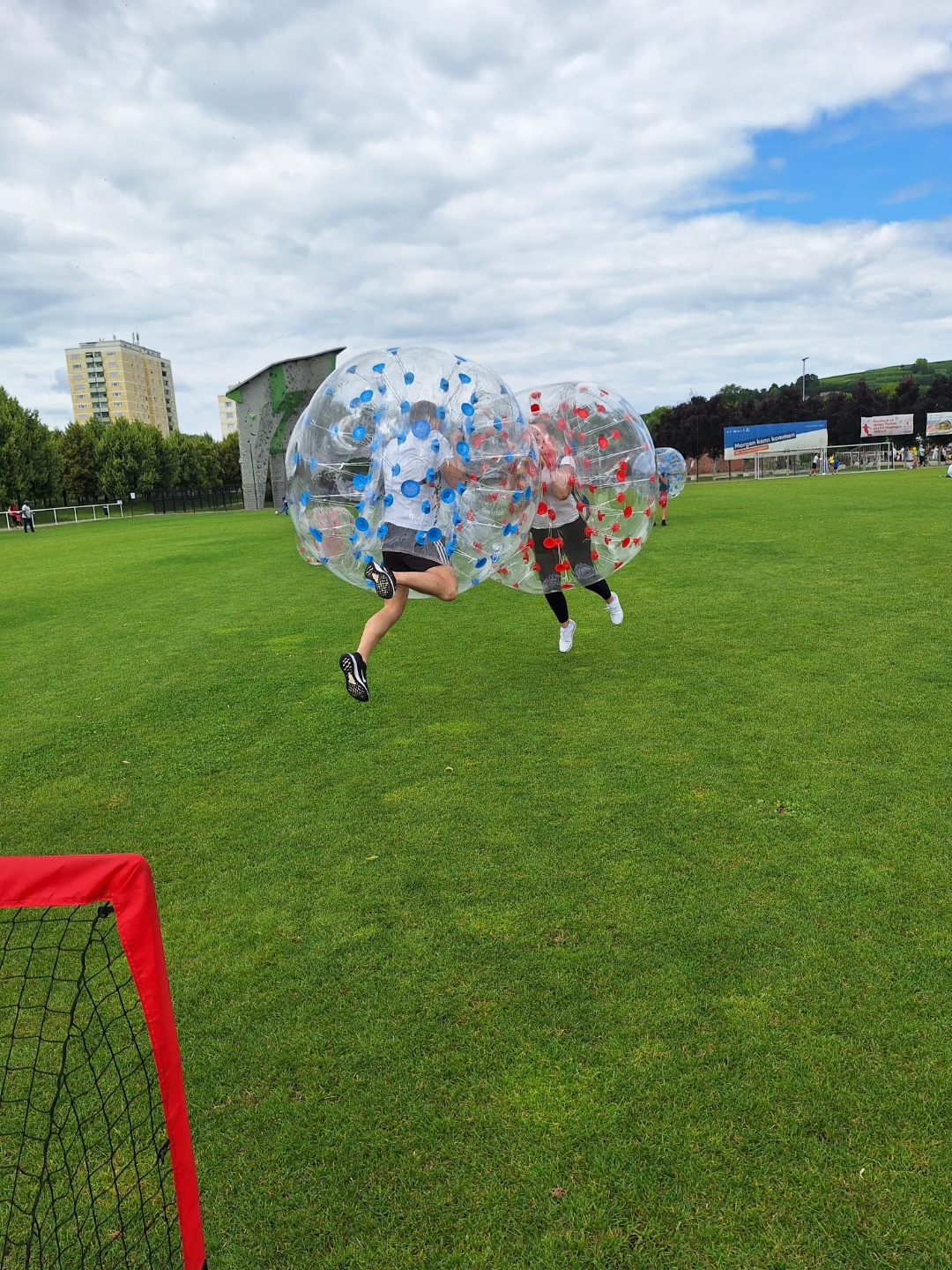 Spieler in vollem Einsatz beim Bubble Soccer