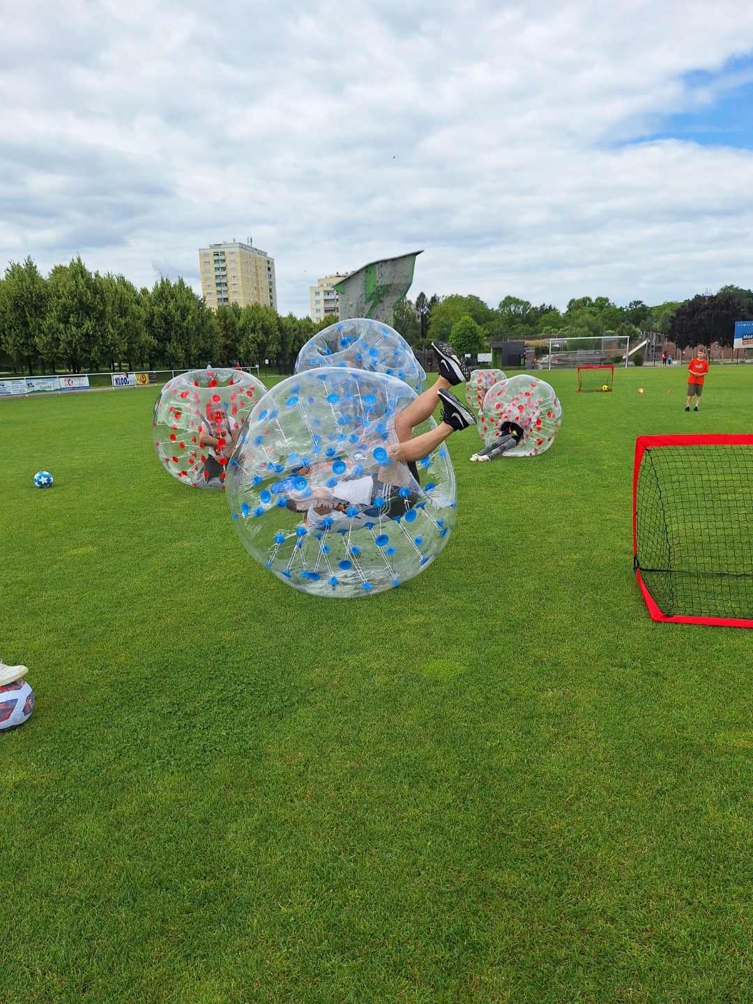 Zwei Spieler rennen aufeinander zu im Bubble Ball